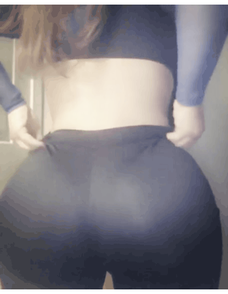 Big booty latina in leggings