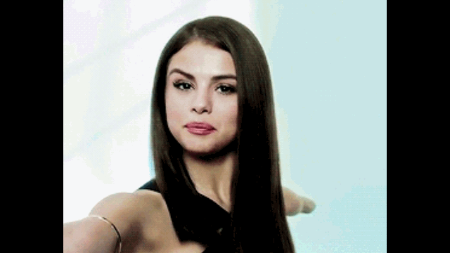 Selena Gomez - Gives Men a Compliment