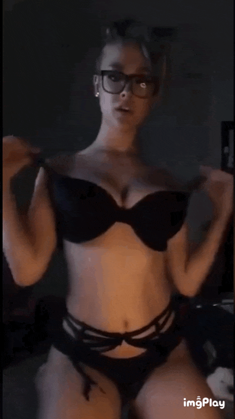 Sexy cam model showing her boobs
