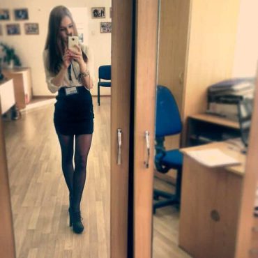Sex Picture - thin secretary takes a selfie
